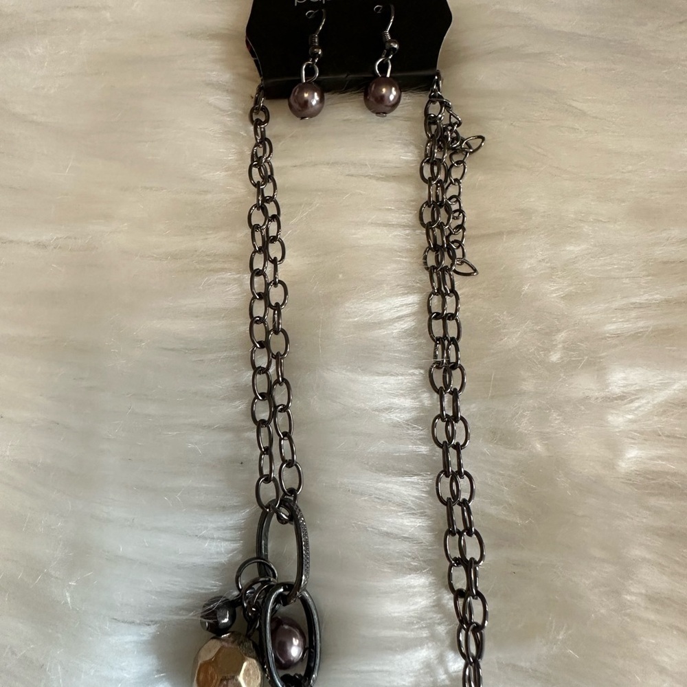 🩷5/$10 Paparazzi Gold and Black Necklace with Intricate Design - Picture 3 of 4